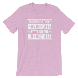 -WHAT HAPPENS ON THE HUNDEPLATZ STAYS ON THE HUNDEPLATZ- Kurzärmeliges Unisex-T-Shirt