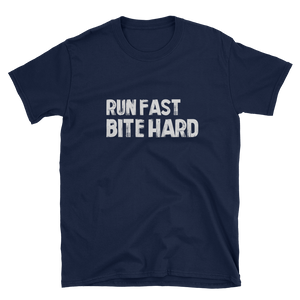 -Ein fast Bite hard - Kurzarm-Unisex-T-Shirt