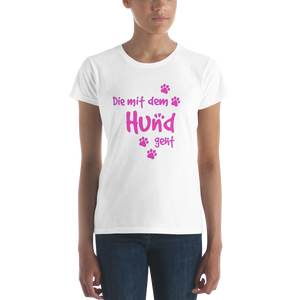 -DIE MIT DEM HUND GEHT- Frauen Kurzarm T-Shirt