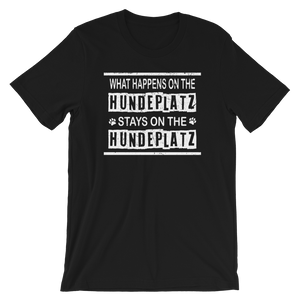 -WHAT HAPPENS ON THE HUNDEPLATZ STAYS ON THE HUNDEPLATZ- Kurzärmeliges Unisex-T-Shirt